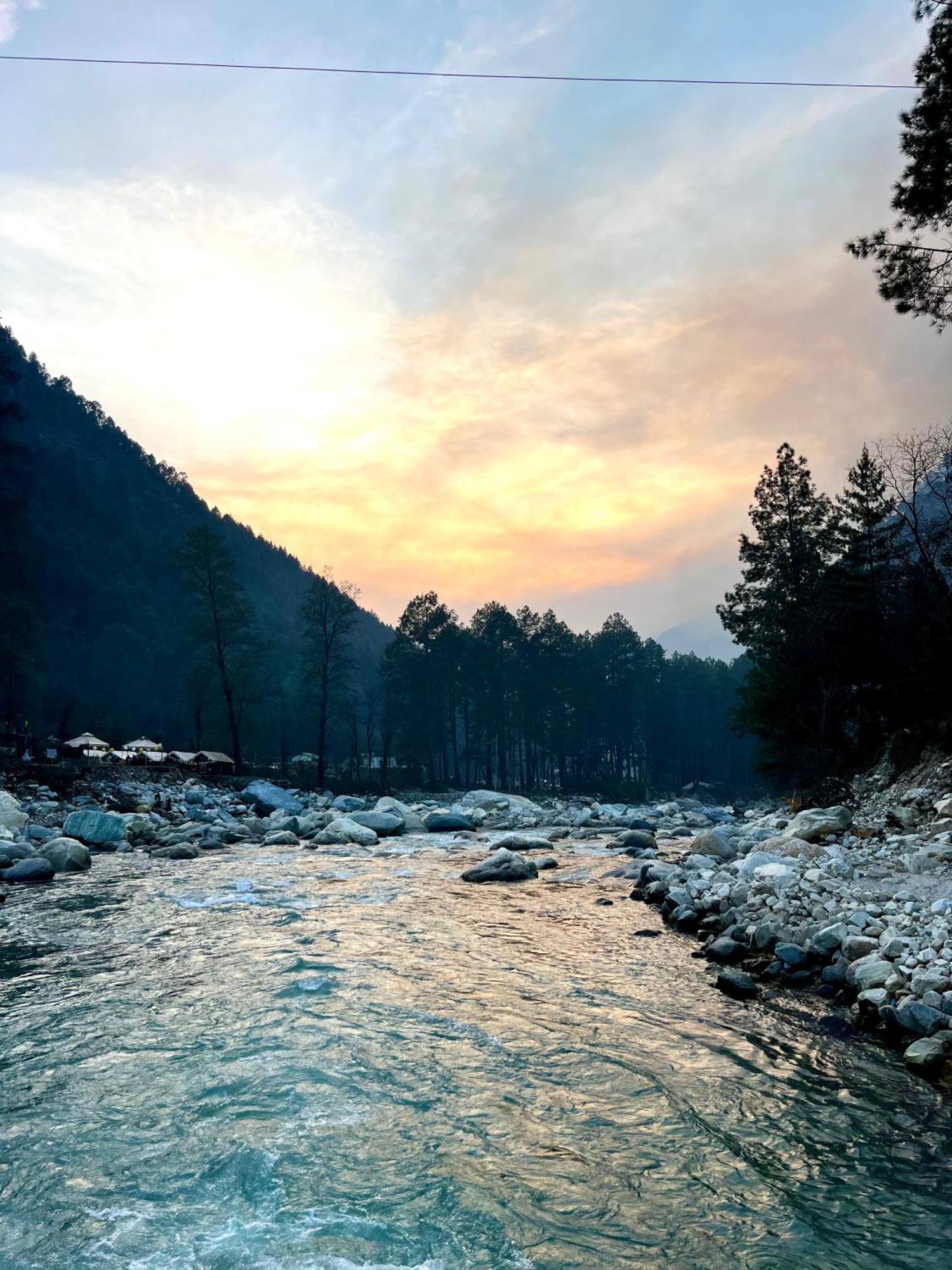 Hotel Adinova Kasol Esterno foto